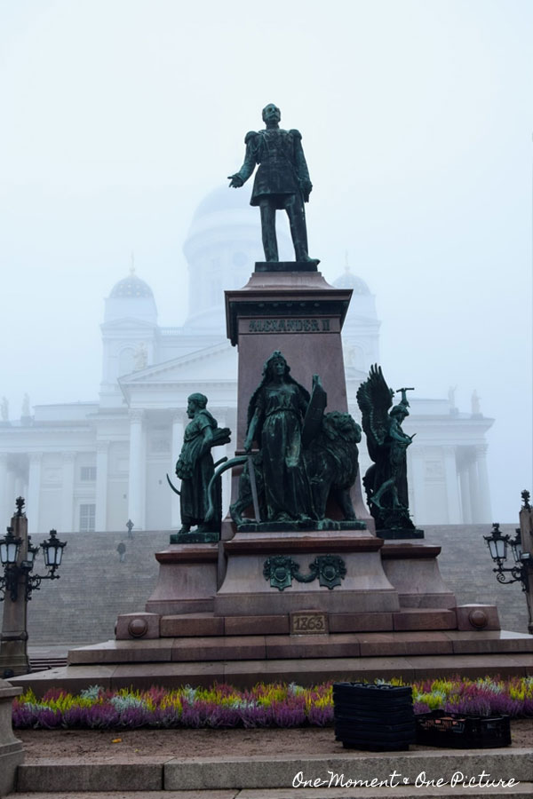 Dom, Helsinki, Statue